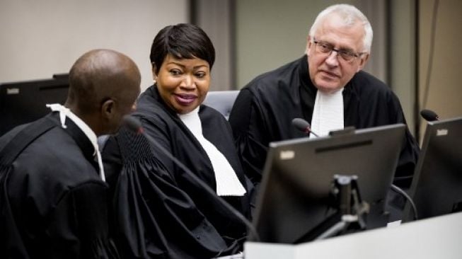 Jaksa penuntut ICC  Fatou Bensouda (tengah). [AFP]