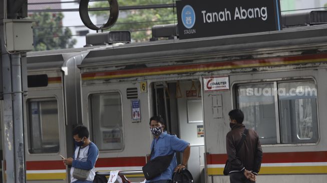 Sejumlah calon penumpang menunggu kedatangan Kereta Rel Listrik (KRL) di Stasiun Tanah Abang, Jakarta, Jumat (12/6). [Suara.com/Angga Budhiyanto]