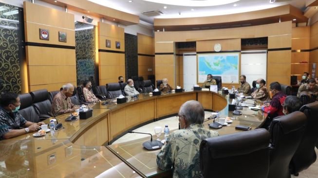 Menteri Koordinator Politik, Hukum, dan Keamanan (Menko Polhukam) Mahfud Md menerima kehadiran sejumlah purnawirawan TNI di kantornya, Jumat (12/6/2020). (Foto dok. humas Kemenko Polhukam)