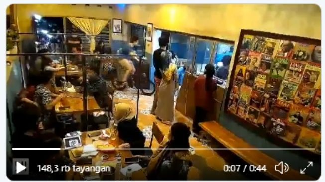 Viral Video Para Pesepeda Masuk Kafe Bawa Sepedanya, 'Brompton Lho Mas'