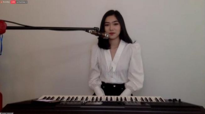 Isyana Sarasvati Lakukan Konser Virtual dari Rumah. (Screenshot YouTube)