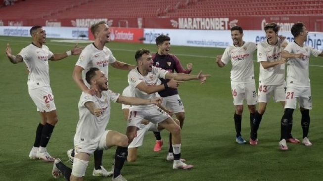 Para pemain Sevilla merayakan kemenangan atas Real Betis dalam lanjutan Liga Spanyol di  Ramon Sanchez Pizjuan stadium. CRISTINA QUICLER / AFP