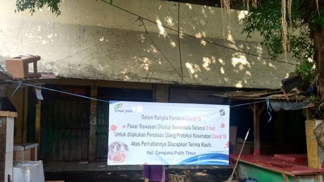 Penampakan kondisi Pasar Rawa Kerbau atau Rawasari, Cempaka Putih setelah ditutup karena belasan pedagang tertular Corona. (Suara.com/Arga).