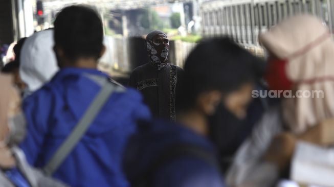 Sejumlah calon penumpang menunggu kedatangan Kereta Rel Listrik (KRL) di Stasiun Tanah Abang, Jakarta, Jumat (12/6). [Suara.com/Angga Budhiyanto]