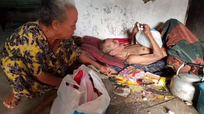 Kelaparan, Kakek di Ciruas Serang Ganjal Perut dengan Kapuk Bantal Kelaparan, Kakek di Ciruas Serang Ganjal Perut dengan Kapuk Bantal
