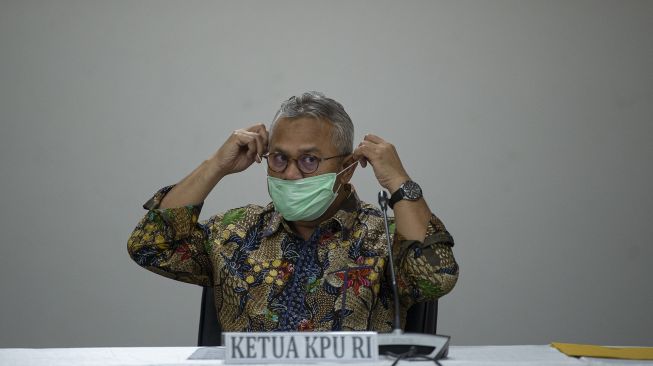 Ketua KPU Arief Budiman bersiap untuk memulai konferensi pers tentang Pilkada serentak di Gedung KPU, Jakarta, Jumat (12/6). [ANTARA FOTO/Aditya Pradana Putra]