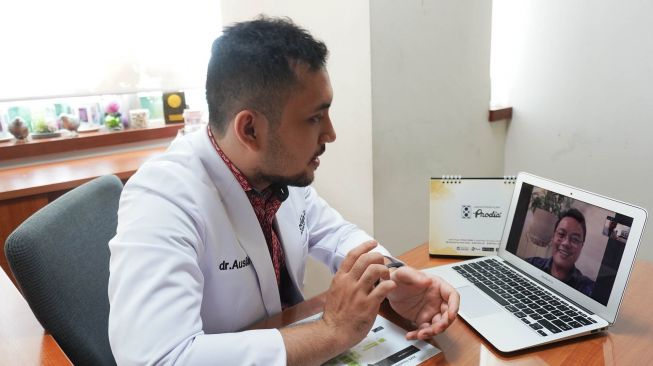 Dokter customer service Prodia saat melayani telekonsultasi dengan pelangan Prodia di Prodia Health Care, Jakarta, Jumat (12/6/2020). [Suara.com/Oke Atmaja]