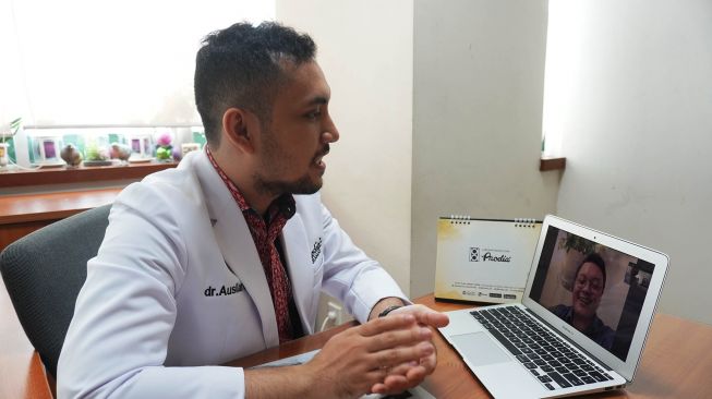 Dokter customer service Prodia saat melayani telekonsultasi dengan pelangan Prodia di Prodia Health Care, Jakarta, Jumat (12/6/2020). [Suara.com/Oke Atmaja]