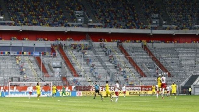 Pertandingan Bundesliga antara Fortuna Dusseldorf kontra Borussia Dortmund, Sabtu (13/6/2020). [AFP]