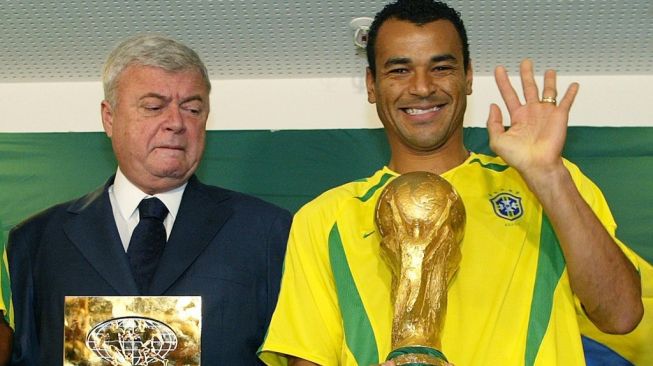 Mantan kapten Timnas Brasil, Cafu (kanan). [AFP PHOTO/VANDERLEI ALMEIDA]