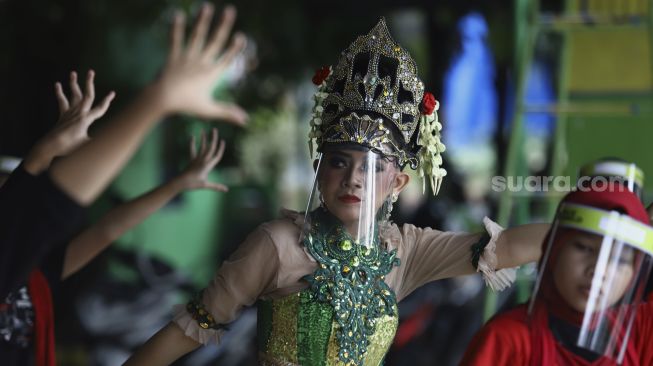 Sejumlah penari berlatih dengan menggunakan pelindung wajah di Sanggar Eschoda Management, Sukasari, Kota Tangerang, Banten, Sabtu (13/6). [Suara.com/Angga Budhiyanto]