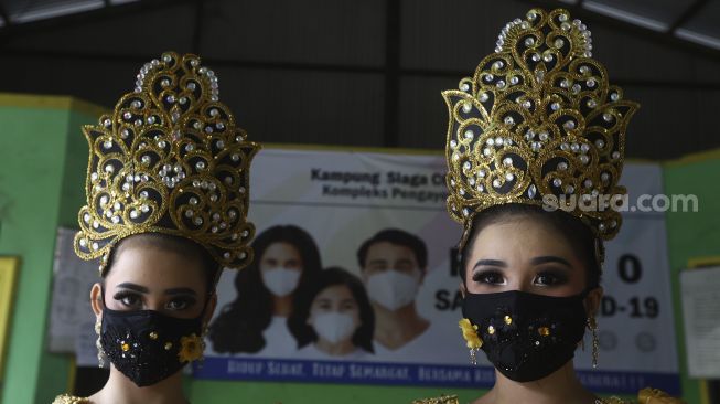 Dua penari dengan menggunakan masker bersiap berlatih di Sanggar Eschoda Management, Sukasari, Kota Tangerang, Banten, Sabtu (13/6). [Suara.com/Angga Budhiyanto]