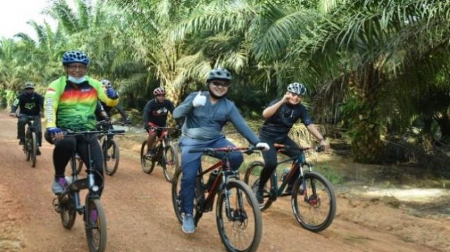 Bekerja Sambil Bersepeda, Gubernur Erzaldi Tempuh Jarak 43,84 KM