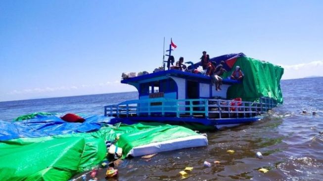 Kapal Bermuatan 110 Ton Sembako Tenggelam di Perairan Sukadana