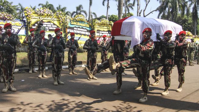 Anggota TNI melaksanakan upacara persemayaman almarhum Jenderal TNI (Purn) Pramono Edhie Wibowo di Puri Cikeas, Bogor, Jawa Barat, Minggu (14/6/2020). [ANTARA FOTO/Asprilla Dwi Adha]