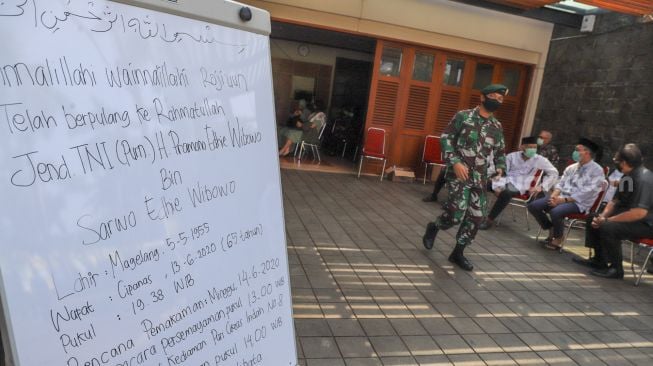 Suasana dihalaman rumah duka mantan Kepala Staf TNI Angkatan Darat (KSAD) Letjen TNI Pramono Edhie Wibowo di Puri Cikeas, Bogor, Jawa Barat, Minggu (14/6). [Suara.com/Alfian Winanto]