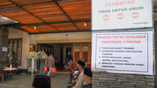 Poster berisi protokol kesehatan Covid-19 di rumah duka mantan Kepala Staf TNI Angkatan Darat (KSAD) Letjen TNI Pramono Edhie Wibowo di Puri Cikeas, Bogor, Jawa Barat, Minggu (14/6). [Suara.com/Alfian Winanto]
