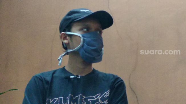 Korban PHK sepihak, Adit saat diwawancarai wartawan di kantor Serikat Buruh Sejahtera Indonesia (SBSI) DIY, Jumat (8/5/2020). [Suarajogja.id / Baktora]