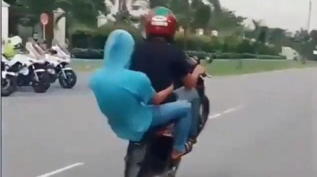 Viral Pemotor di Pekanbaru Ledek Polisi, Lakukan Wheelie di Depan Petugas