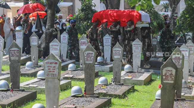 Anggota TNI melaksanakan upacara persemayaman almarhum Jenderal TNI (Purn) Pramono Edhie Wibowo di Puri Cikeas, Bogor, Jawa Barat, Minggu (14/6/2020). [ANTARA FOTO/Asprilla Dwi Adha]