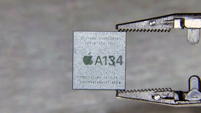 Ilustrasi chipset Bionic A14. [Macworld.com]] 