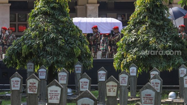 Proses penguburan jenazah saat upacara pemakaman mantan Kepala Staf TNI Angkatan Darat (KSAD) Letjen TNI Pramono Edhie di Taman Makam Pahlawan (TMP), Kalibata, Jakarta Selatan, Minggu (14/6). [Suara.com/Alfian Winanto]
