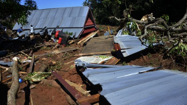 Warga mencari barang miliknya di rumah yang rusak akibat bencana tanah longsor di Desa Rumbia, Kabupaten Jeneponto, Sulawesi Selatan, Minggu (14/6/2020).  [ANTARA FOTO/Abriawan Abhe]