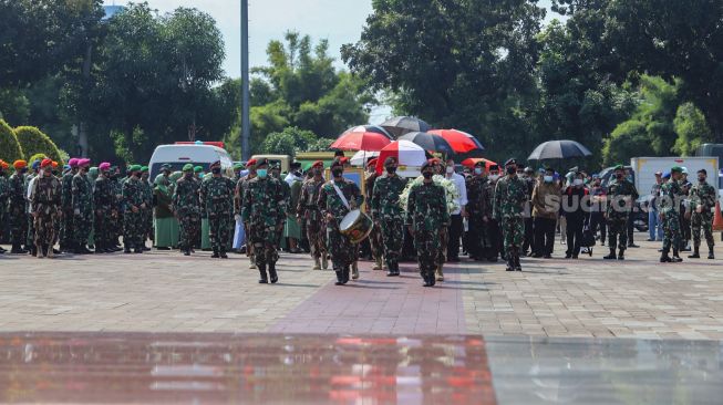 Prosesi upacara pemakaman saat mantan Kepala Staf TNI Angkatan Darat (KSAD) Letjen TNI Pramono Edhie tiba di Taman Makam Pahlawan (TMP), Kalibata, Jakarta Selatan, Minggu (14/6). [Suara.com/Alfian Winanto]
