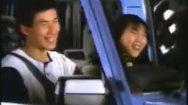 Pebulutangkis kondang Alan Budi Kusuma dan Susy Susanti saat membintangi pariwara Daihatsu Feroza 1994 [screenshot: YouTube iklan Indonesia 1990-an].