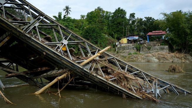 Kondisi jembatan Molintogupo yang ambruk diterjang banjir bandang di Alale, Kabupaten Bone Bolango, Gorontalo, Minggu (14/6/2020). [ANTARA FOTO/Adiwinata Solihin]