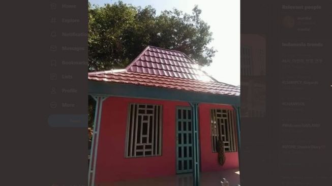 Viral Rumah Pink di Tengah Kuburan, Publik Futuristiknya Sampai Alam Baka