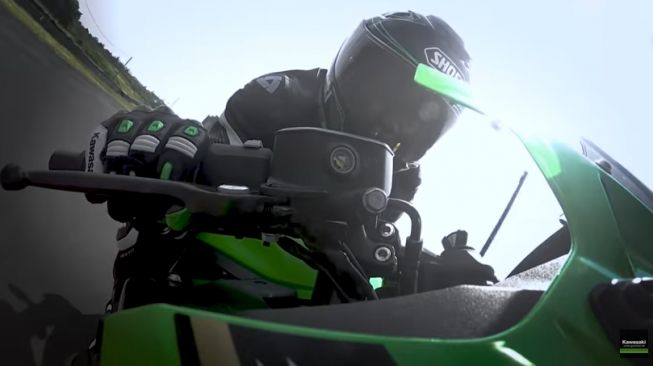 Pemirsa pun dibuat jatuh hati pada Kawasaki Ninja ZX-25R [YouTube: Kawasaki Indonesia].