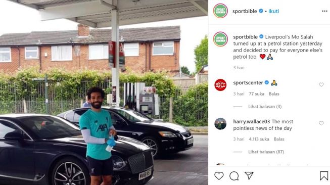 Mohamed Salah saat berada di pom bensi di wilayah Sainsbury, Inggris. (Instagram/sportbible)
