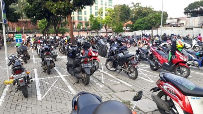 Penampakan lahan parkir sepeda motor di Mal Kokas yang kembali beroperasi di masa pandemi Corona. (Suara.com/Bagaskara).