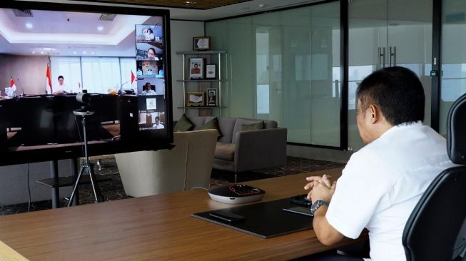 Direktur Utama Telkom, Ririek Adriansyah mengikuti kick off virtual melalui aplikasi video conference CloudX Pengembangan Ekosistem PaDi UMKM, di Jakarta, Senin (15/6/2020). (Dok : Telkom)