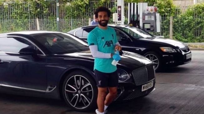 Mohamed Salah saat berada di pom bensi di wilayah Sainsbury, Inggris. (Instagram/sportbible)