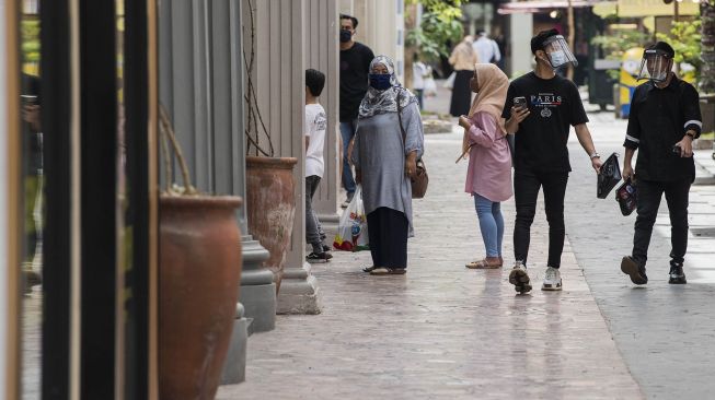 Warga menggunakan pelindung wajah saat berkunjung di hari pertama pembukaan kembali pusat perbelanjaan di Paris Van Java mall, Bandung, Jawa Barat, Senin (15/6/2020). [ANTARA FOTO/M Agung Rajasa]