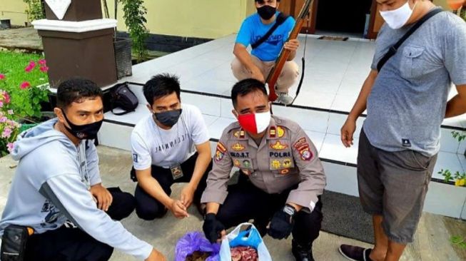 Polisi menunjukkan barang bukti daging bekantan yang dibantai seorang pria di Kapuas. (Antara)