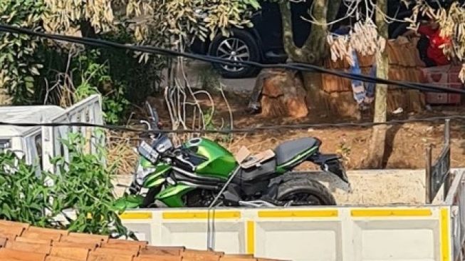 Motor peninggalan ustaz Jefri Al Buchori alias Uje dibawa ke rumah Panji Petualang [Instagram/Panjipetualang_real]