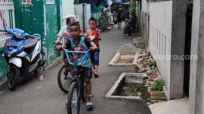 Sudah Dilarang, Warga Masih Buang Sampah di Kuburan Gang Pisangan Timur