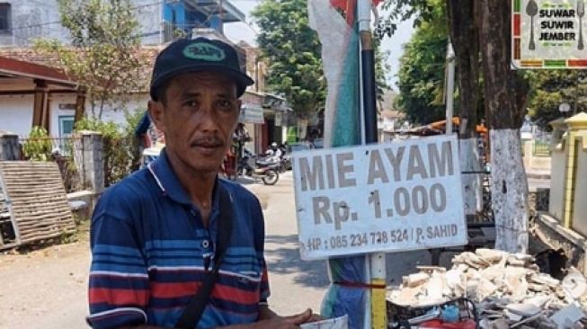 Murahnya Kebangetan, Bapak-bapak Ini Jual Mie Ayam Seharga Rp 1.000. (Instagram/@surabayafoodies)