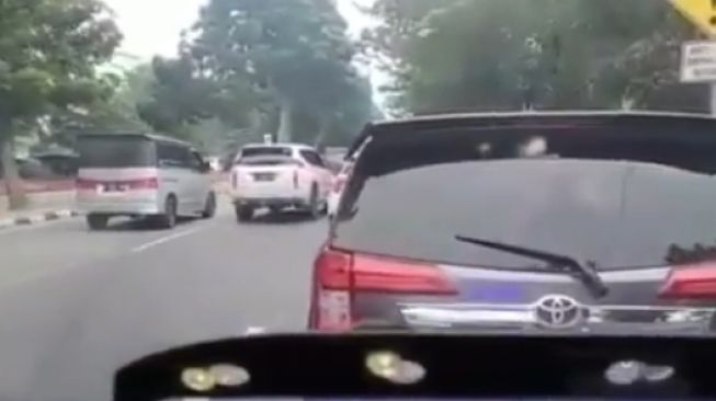 Viral Toyota Calya Hambat Laju Mobil Ambulans, Sopirnya Sampai Cekcok