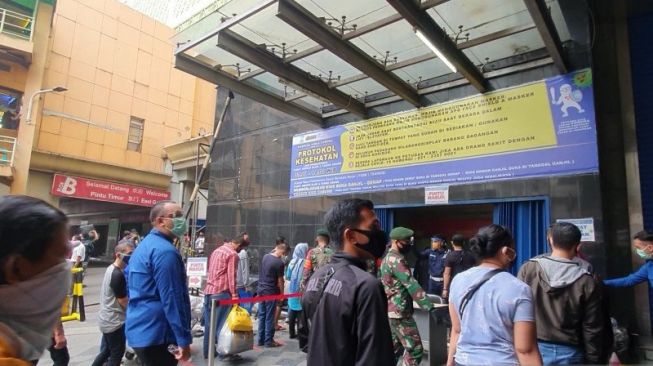 Kembali Dibuka, Toko di Pasar Tanah Abang Terapkan Ganjil-Genap