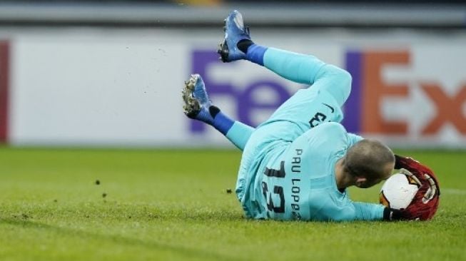 Aksi kiper Kiper AS Roma Pau Lopez. kenzo tribouillard / AFP