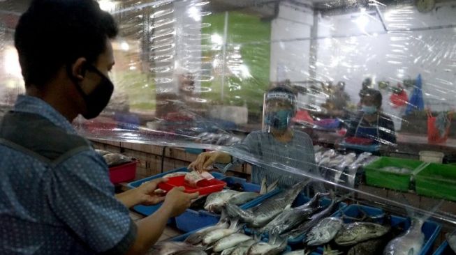 Hindari Kontak Langsung, Transaksi di Pasar Surabaya Gunakan Nampan