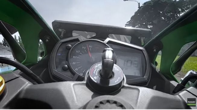 Simak kompartemen tachometer Kawasaki Ninja ZX-25R [YouTube: Kawasaki Indonesia].