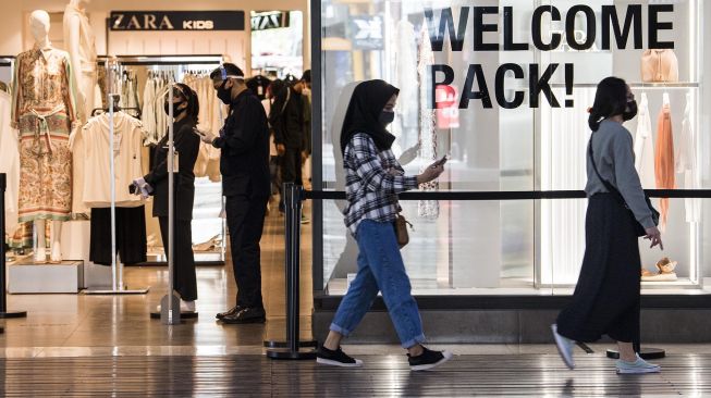 Pengunjung melintas di depan salah satu toko saat hari pertama pembukaan kembali pusat perbelanjaan di Paris Van Java mall, Bandung, Jawa Barat, Senin (15/6/2020).  [ANTARA FOTO/M Agung Rajasa]
