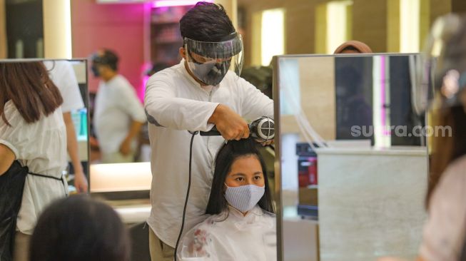 Aktivitas di salon  saat 'new normal' di Pondok Indah Mall, Jakarta Selatan, Senin (15/6). [Suara.com/Alfian Winanto]
