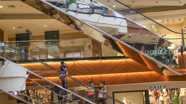 Aktivitas pengunjung di Pondok Indah Mall, Jakarta Selatan, Senin (15/6). [Suara.com/Alfian Winanto]