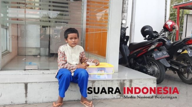 Bertahan Hidup Tanpa Ayah Ibu, Bocah Ini Jualan Ketan saat Wabah Corona